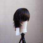 Fekete "wolf cut" fazonú cosplay paróka